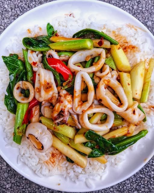 คะน้าหมึกราดข้าว