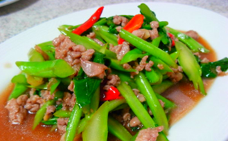 คะน้าเนื้อสับราดข้าว