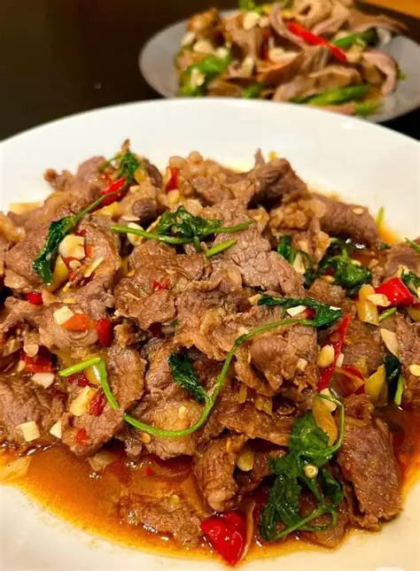 กะเพราเนื้อชิ้นราดข้าว
