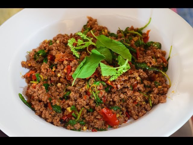 กะเพราเนื้อสับราดข้าว