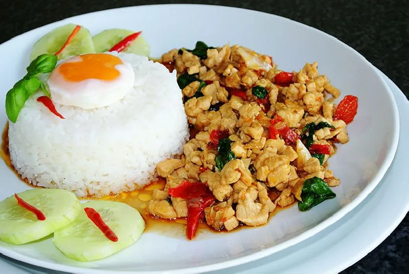 กะเพราไก่สับราดข้าว