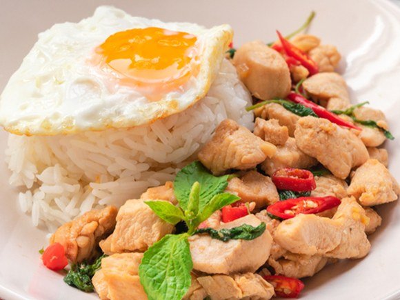 กะเพราไก่ชิ้นราดข้าว
